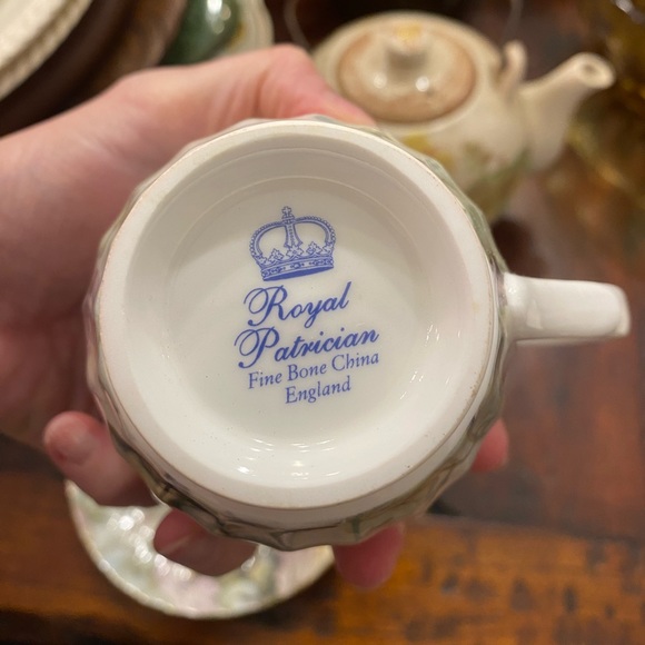 Royal Patrician White Roses Teacup and Saucer Set. Fine Bone China. Vintage. - Picture 3 of 4